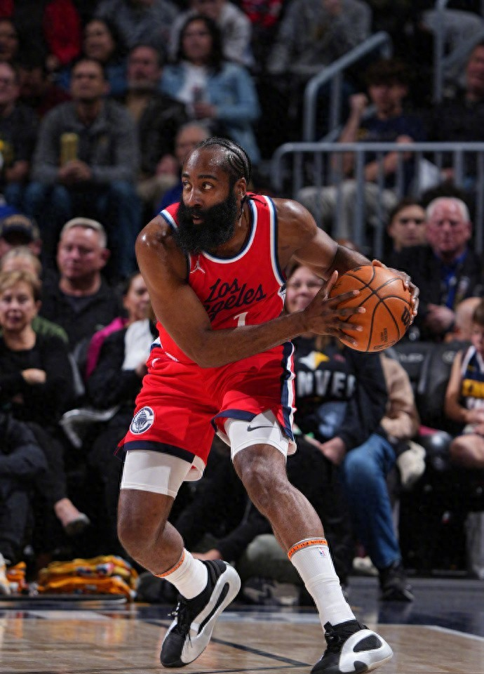 窗口期体能课后，洛杉矶快船伤情更新备战欧篮联，球迷炸锅，轮换策略成焦点